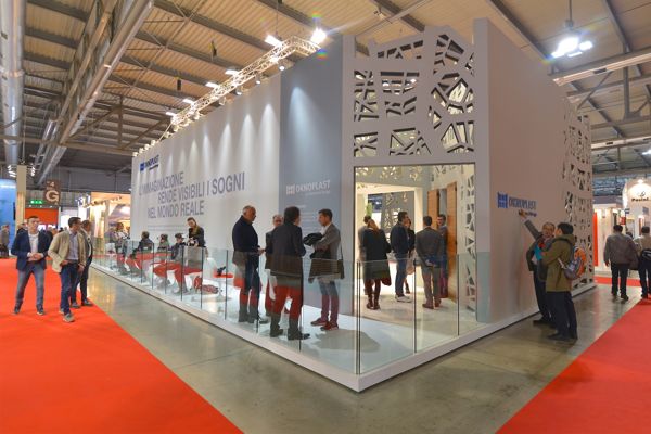 OKNOPLAST na Targach Made Expo przedstawia dwie nowości – produkty z drewna i aluminium