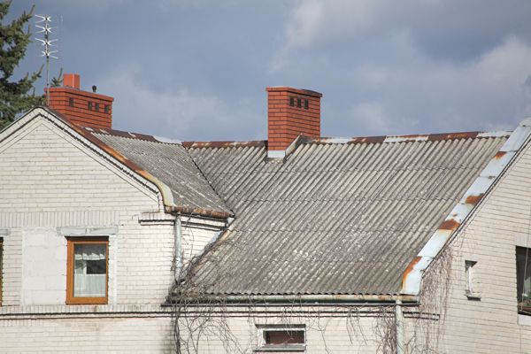 Na co zwrócić uwagę wymieniając dach pokryty azbestem?