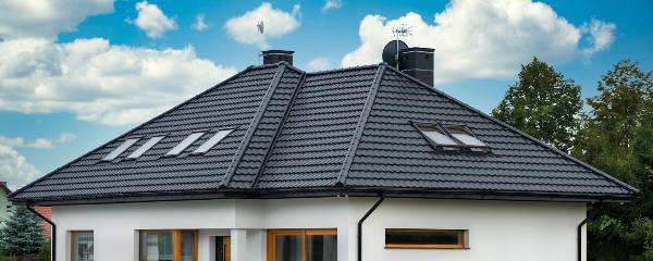 Jakie rozwiązania warto zamontować na dachu, aby zapewnić prawidłową wentylację połaci?
