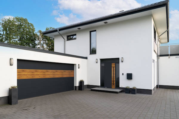 Jak bramy garażowe wpływają na estetykę domu? Siła tkwi w detalach