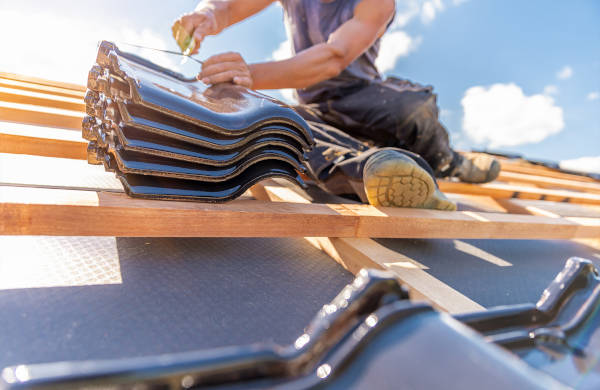 Dach, który oddycha – ale też nie przemaka. Jak dobrać warstwę wstępnego krycia do projektu domu?